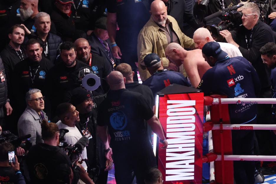 Anthony Joshua and Tyson Fury exchange words after the Heavyweight fight between Tyson Fury and Arslanbek Makhmudov.