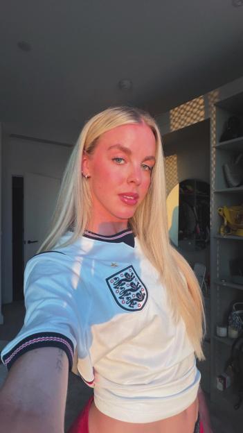 Team GB Star Keely Hodgkinson Dazzles in England World Cup Top, Showcasing Her Midriff in Glamorous Selfie