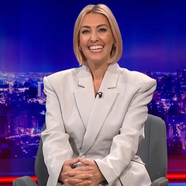 Kelly Cates smiling while presenting Match of the Day.