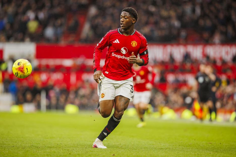 MANCHESTER, ENGLAND - FEBRUARY 07: Kobbie Mainoo of Manchester United chases the ball during a Premier League 2026 match between Manchester United v Tottenham Hotspur at Stadium of Old Trafford on February 7, 2026 in Manchester, England. (Photo by R