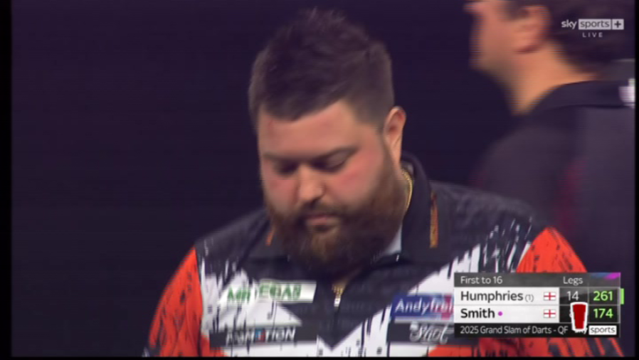Darts player Humphries with 14 legs and 261 points, playing against Smith with 0 legs and 174 points.