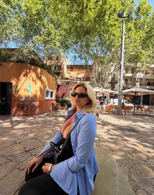 Apollonia Llewellyn Turns Heads in Skintight Top, Fans Dub Her 'Dangerously Attractive'