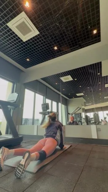 World’s sexiest volleyball star Kayla Simmons leaves little to imagination in skin-tight leggings during workout vid