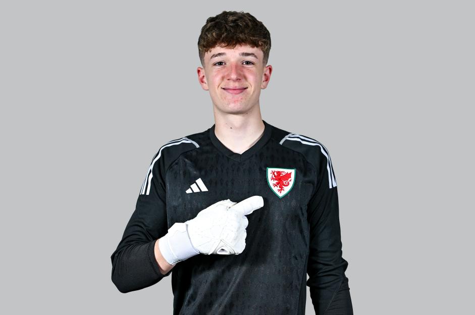 Man Utd Poised to Sign Goalkeeper, Son of Former England Coach, After Contract Expiry at Swansea