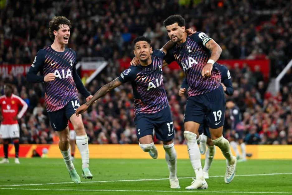MANCHESTER, ENGLAND, OCT 10: Dominic Solanke (R) of Tottenham Hotspur celebrates with teammates Savio and Archie Gray (L) after scoring his sides first goal during the Premier League match between Manchester United and Tottenham Hotspur at Old Traffo