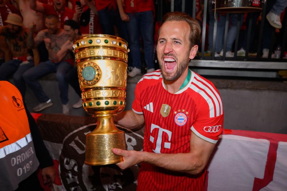 Harry Kane celebrating with the DFB Cup after FC Bayern München won the DFB Cup Final 2026 against VfB Stuttgart.