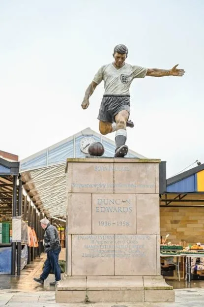 The Duncan Edwards statue in Dudley market.