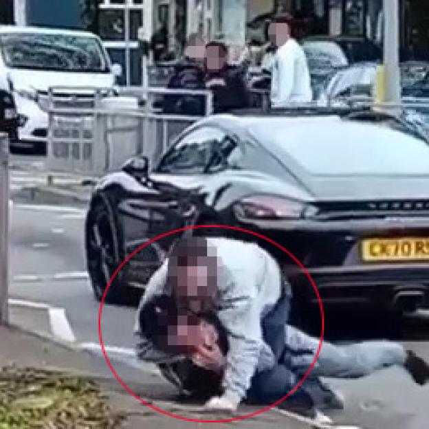 VIDEO: Martial arts newbie floors violent thief with chokehold outside Co-op