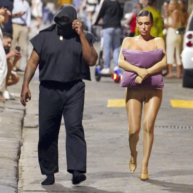 *PREMIUM-EXCLUSIVE* *MUST CALL FOR PRICING* Pillow Topper! Bianca Censori appears to be covering up with a pillow on a night out with Kanye as the couple continues to face backlash for outrageous looks she has been sporting in Italy.