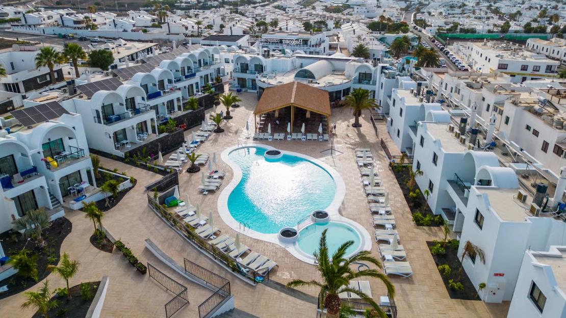 Aerial view of the Bakour Lanzarote Splash hotel with a large swimming pool.