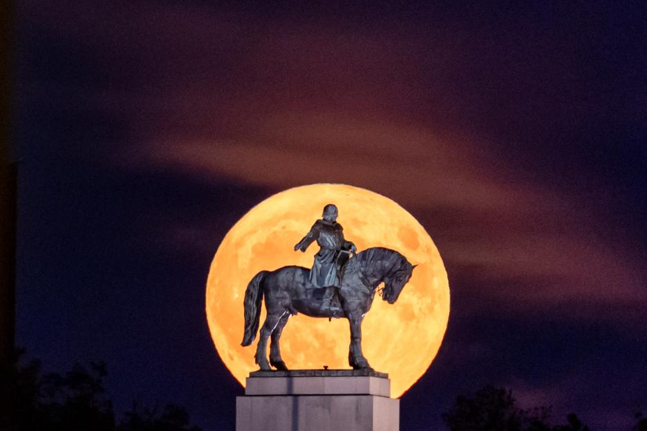 Strawberry Moon rises over Prague