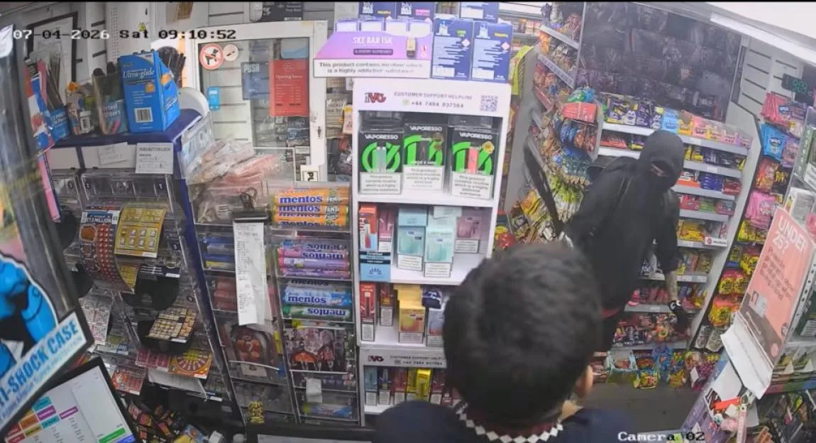 Hero shop worker fights of machete robber with hockey stick