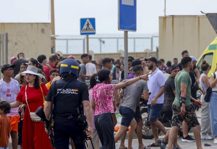 Hundreds of migrants swim across to Ceuta from Morocco