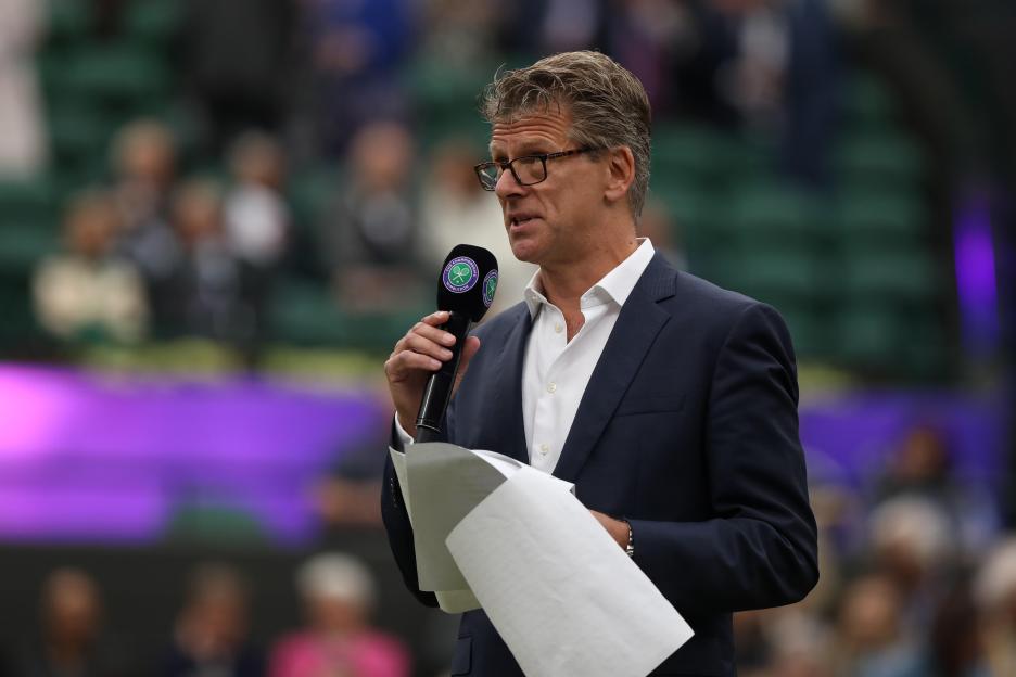 London, UK. 19th May 2019. Wimbledon Tennis Players Day; Andrew Castle welcomes the crowd and admires the new roof closed on court 1 Credit: Action Plus Sports Images/Alamy Live News