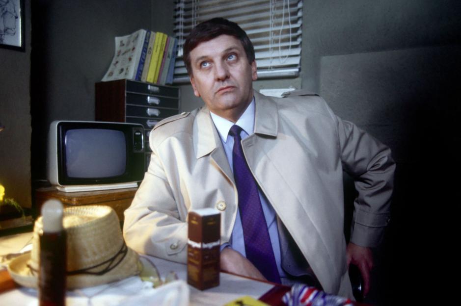 Derek Martin portraying a character from the TV programme 'King and Castle'.