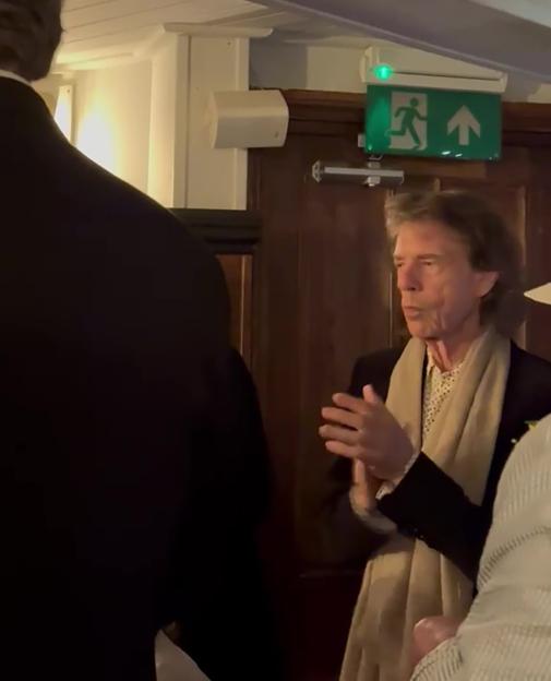 Mick Jagger singing in a pub.