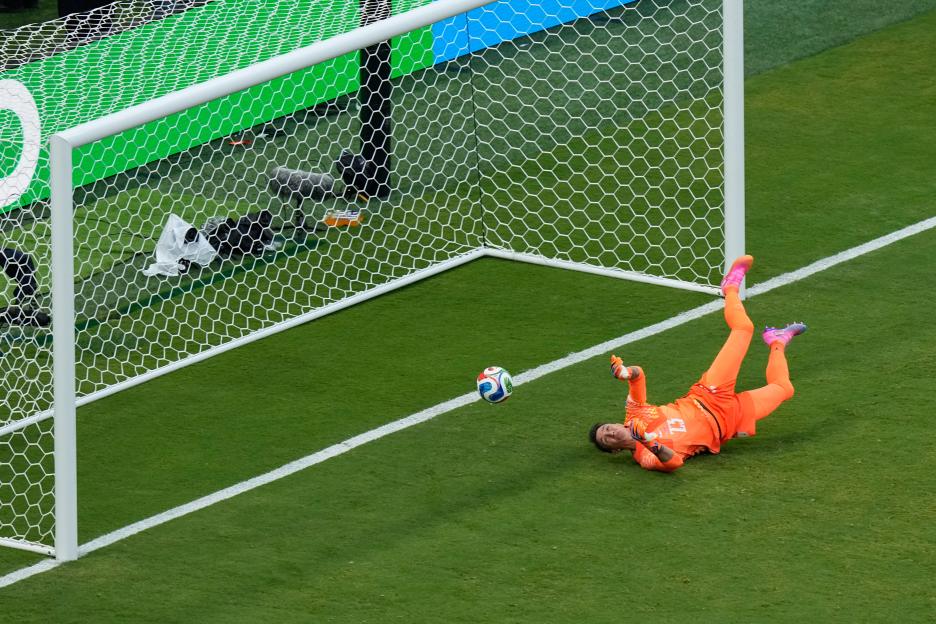 Uruguay's Muslera Subbed Off at Half-Time Following Shocking Blunder Against Spain in World Cup Match