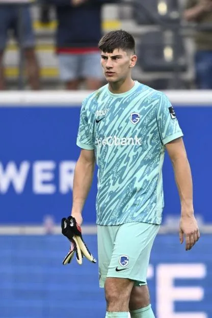 Mike Penders of Racing Club de Strasbourg catches the ball during a match against Rayo Vallecano de Madrid at Stade de la Meinau.