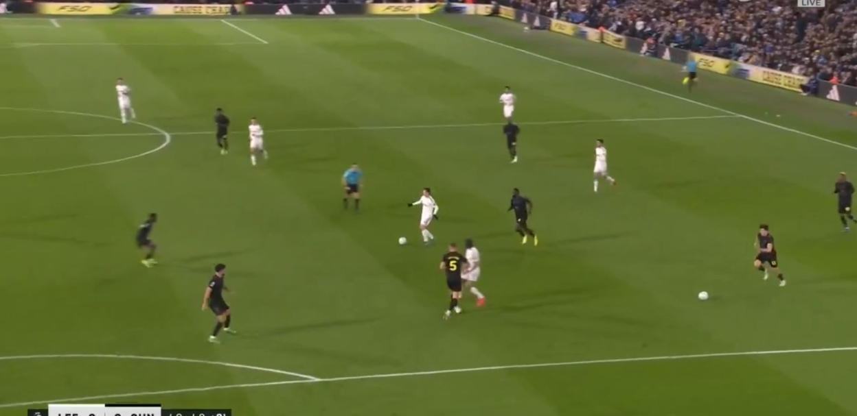 Sunderland's Luke O'Nien Caught in Unusual Move at Leeds, Fans Can't Help But Appreciate His Boldness!