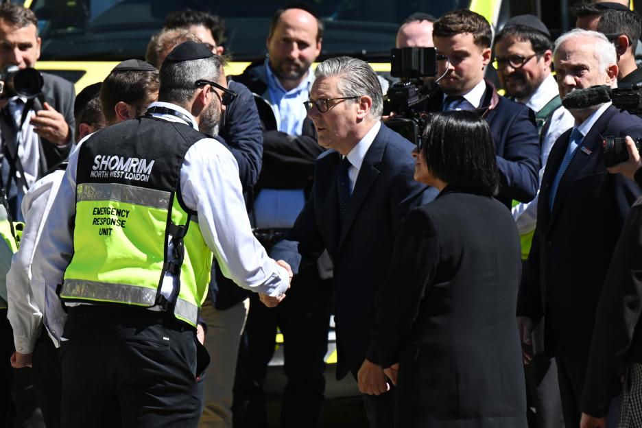 Prime Minister Keir Starmer shaking hands with a member of Shomrim in Golders Green.