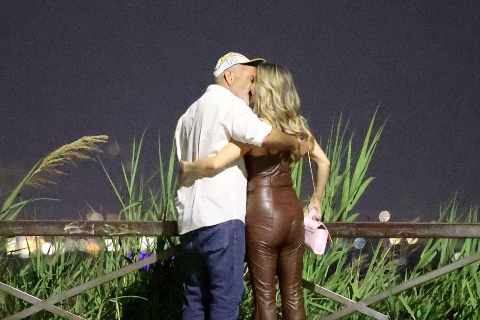 *PREMIUM-EXCLUSIVE* MUST CALL FOR PRICING BEFORE USAGE - American actor Mel Gibson appeared truly smitten as he packed on the PDA with Italian actress Antonella Salvucci during a romantic night out in Rome.