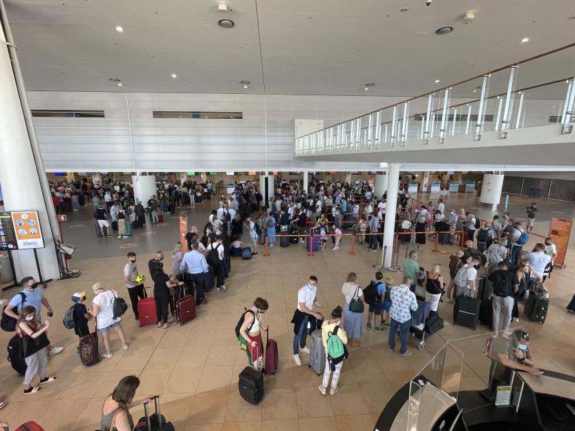 UK Tourists Seen In A Packed Portuguese Airport Trying To Return To Britain
