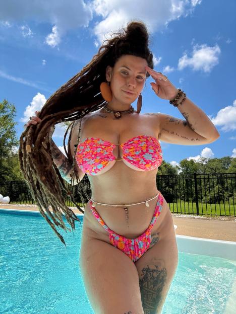 VIDEO: ¿I used my OnlyFans cash to buy FIVE homes ¿ having a mini property empire at 28 makes me feel more secure than ever¿