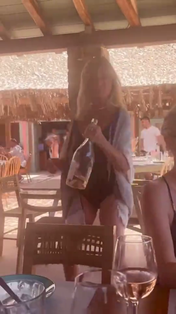 Hollywood Legend, 80, Stuns in Swimsuit While Dancing with Rosé at Holiday Resort – Did You Recognize Her?