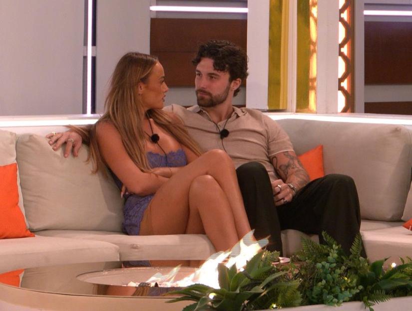 Millie and Zac sit on a couch during Love Island All Stars: SR3 Episode 19.