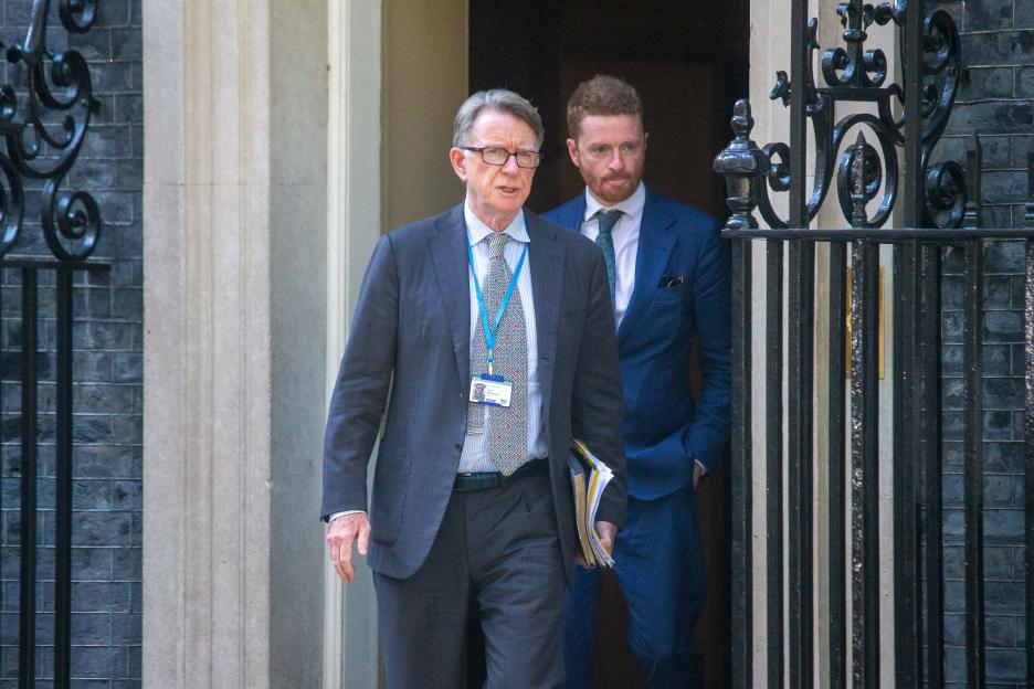 'Stolen Mobile Phone with Peter Mandelson's Messages Deals a Blow to Parliamentary Investigation'