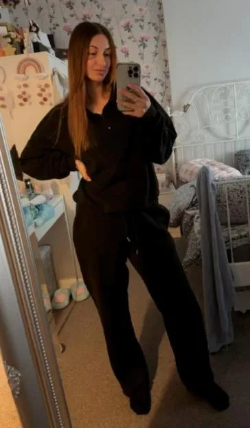 Hayleigh Allsopp taking a mirror selfie.