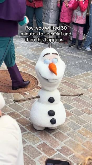 Olaf robot malfunctioning and keeling over at Disneyland.